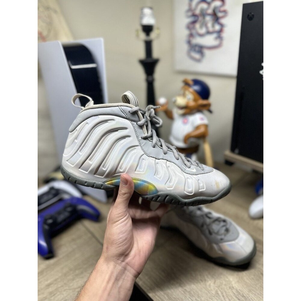 Nike Air Foamposite One Light Smoke Rainbow Pixel Size 7Y 8.5W [CU1054-001]